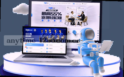 春阳透过树隙 在青砖墙上织出斑驳光影